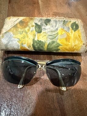 Vintage Renauld Women's Black and Gold Rimless Sunglasses with Floral Case